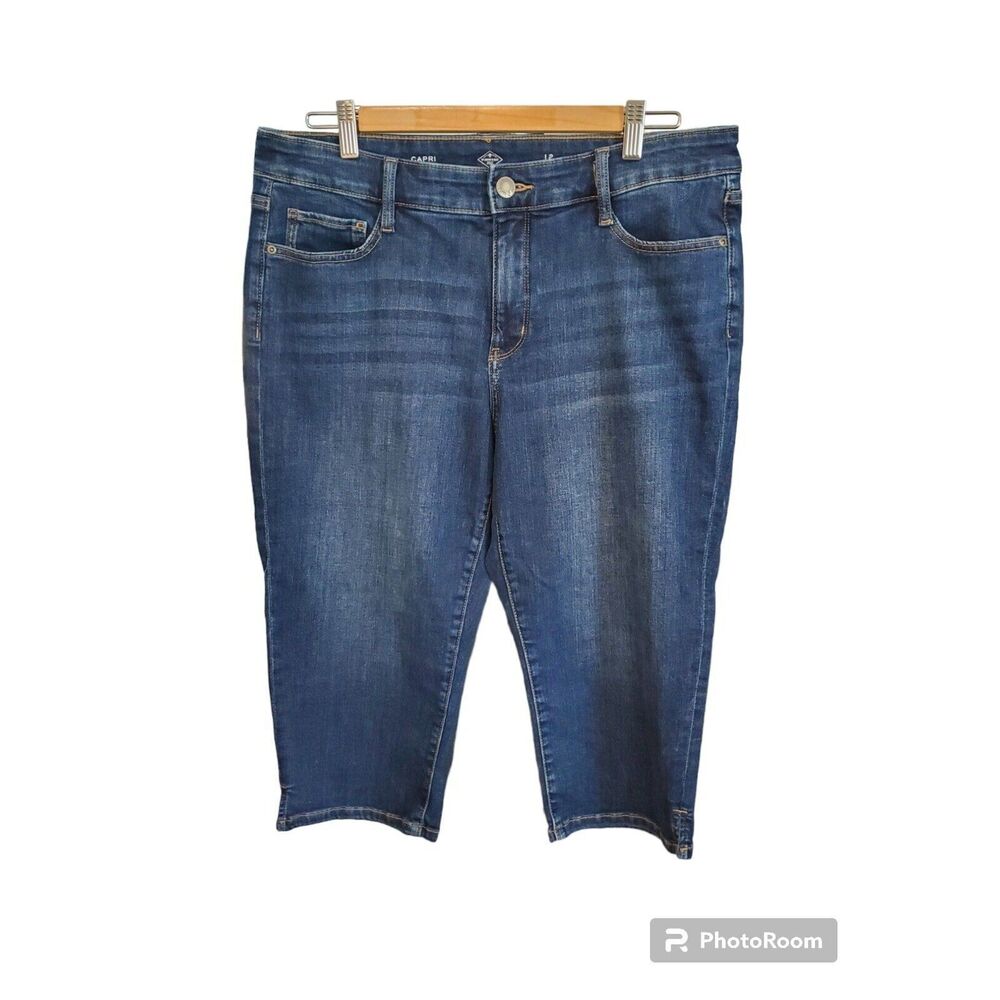 St. Johns Bay Women's Petite Size 12 Medium Wash Blue Jean Capri Pants. Stretch.